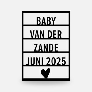 Zwart houten gepersonaliseerd tekst bordje voor de bekendmaking zwangerschap social media. Met gegevens zoals achternaam, geboortemaand en jaartal.